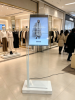 Kiosque à écran tactile OLED transparent |   Capacitif à 10 points |   Transmittance élevée de 43% |   Afficheur numérique sur pied pour magasin de détail