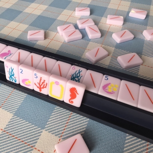 Fichas <span class=keywords><strong>de</strong></span> Mahjong Americanas <span class=keywords><strong>de</strong></span> Acrílico <span class=keywords><strong>de</strong></span> Una Sola Capa, Color Rosa Concha Costera, Modernas y <span class=keywords><strong>de</strong></span> Lujo, 1-7/16 Pulgadas, 160 Piezas, Grabadas con Coral y Caballito <span class=keywords><strong>de</strong></span> <span class=keywords><strong>Mar</strong></span>, Plegables - Product Image 1