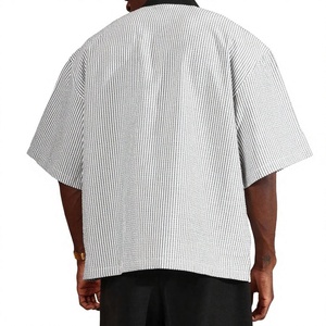 Polo de hombre a rayas con media cremallera y bolsillo, camisa casual tejida de manga corta con cuello en contraste, venta al por mayor - Product Image 2