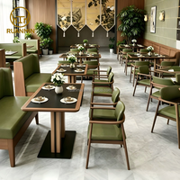 Banquette et chaise de salle à manger rembourrées vertes, table en pierre, mobilier tropical naturel pour café, bistrot, restaurant léger et pâtisserie