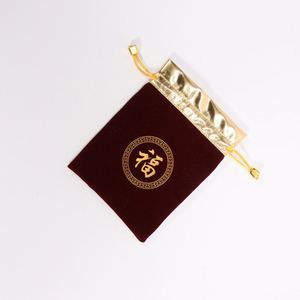 Pochette cadeau en velours rouge personnalisée avec logo tendance, sac à cordon avec tissu doré pour bonbons - Product Image 5