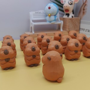 Scultura da Tavolo in <span class=keywords><strong>Legno</strong></span> Rustico Intagliato a Mano: Capibara Cartoonesco Portafortuna - Product Image 4