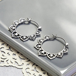 Orecchino a polsino a forma di loto da donna, stile vintage, accessorio per l'orecchio da indossare tutti i giorni, gioiello alla moda per outfit. - Product Image 2