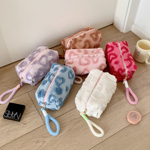 Bolsa de Maquillaje de Felpa con Forma de Corazón Estilo Ins, Bolsa de Almacenamiento de Gran Capacidad y Bolsa de Aseo Portátil para Chicas - Product Image 3