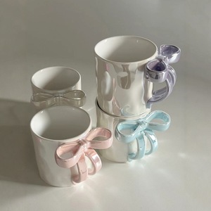 Taza de Café de Cerámica con Esmalte Perlado Creativo al por Mayor, Asa con Forma de Lazo 3D, Lazo Irregular en Relieve para Regalo de Fiesta o para Cafeterías - Product Image 1