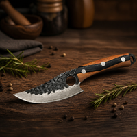 Couteau de chef serbe à lame fixe en acier Damas martelé avec trou de préhension et manche en bois d'ambre pour la cuisine professionnelle