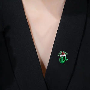 XILIANGFEIZI クリスマス キュートグローブ 雪の結晶ブローチ 赤緑エナメル インスデザイン風 クロスボーダー装飾ピン - Product Image 4