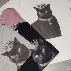 Zeya เสื้อยืดแขนสั้นผู้หญิงผ้าฝ้ายพร้อมมงกุฎแมวดำพิมพ์ลายกราฟิกทรงหลวมลำลอง - Product Image 5