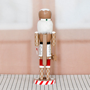 Décoration de Noël artisanale personnalisable, <span class=keywords><strong>casse</strong></span>-<span class=keywords><strong>noisette</strong></span> <span class=keywords><strong>en</strong></span> <span class=keywords><strong>bois</strong></span> de 36 cm, couronne, détails peints à la main, respectueux de l'environnement - Product Image 5
