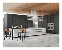 Armoires de garde-manger de cuisine en PVC noir brillant de luxe, porte en verre électrique, conception d'armoires de cuisine intelligentes