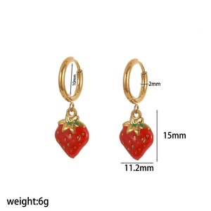 Parure de bijoux pour femme en acier inoxydable plaqué or, comprenant des boucles d'oreilles et un collier créoles motif fraise, cadeau sur le thème des fruits - Product Image 5