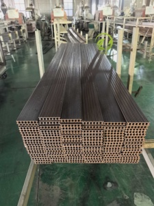 Tarima Exterior Moderna <span class=keywords><strong>de</strong></span> PE con Diseño <span class=keywords><strong>de</strong></span> <span class=keywords><strong>Madera</strong></span>, <span class=keywords><strong>Precio</strong></span> <span class=keywords><strong>de</strong></span> Fábrica, Tarima <span class=keywords><strong>de</strong></span> <span class=keywords><strong>Madera</strong></span> Compuesta Antideslizante con Relieve <span class=keywords><strong>de</strong></span> <span class=keywords><strong>Teca</strong></span> para Jardín y Parque - Product Image 3