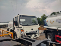 HOWO 4X2 Capacité 6000 L Gaz Diesel Pétrolier Petit Mini Camion Réservoir de Carburant avec Distributeur de Carburant au Pakistan Kenya Faible Pr
