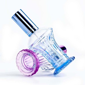 Flacone Spray in Vetro dalla Forma Unica e Speciale 30ml, Bottiglia Trendy per Dispensare Profumo - Product Image 6