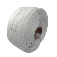 Sangles tissées blanches polyvalentes, disponibles en différentes largeurs, assurant un emballage sécurisé pour les expéditions industrielles.