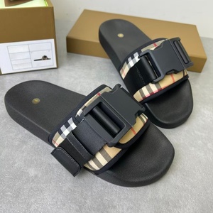 รองเท้าแตะดีไซน์คลาสสิคคุณภาพสูงสำหรับผู้ชายและผู้หญิง รองเท้าสานดัลแบบสวมพื้นนุ่ม น้ำหนักเบา กันลื่น เหมาะสำหรับเล่นกีฬา - Product Image 1