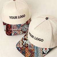Gorra Trucker de 5 Paneles con Diseño Jacquard en la Visera, Logotipo Bordado Personalizable, Cierre de Hebilla Plateada/Cobre, Modelo Común