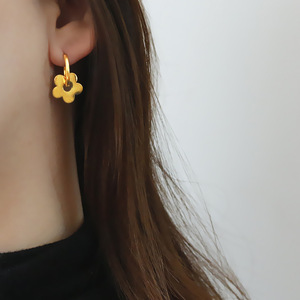 Pendientes de Aro Huggie con Flor de Ciruelo en Acero Inoxidable con Baño de Oro PVD de 18K |   Joyería de Moda para Mujeres, Estudiantes y Chicas - Product Image 2