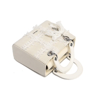 Sac à bandoulière élégant en dentelle blanche et décor de nœud, sac à main tendance à carreaux en dentelle avec breloque perle pour femmes, sac à bandoulière à poignée supérieure pour la fête