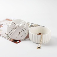 Boîte à bijoux élégante en céramique personnalisée avec lettres décoratives et nœud, pour ranger les breloques et les bijoux fantaisie