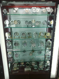 Horloge <span class=keywords><strong>de</strong></span> bureau en cristal transparent <span class=keywords><strong>de</strong></span> luxe, <span class=keywords><strong>de</strong></span> qualité supérieure, alimentée par pile, en quartz, personnalisable pour cadeau, vente en gros, directement <span class=keywords><strong>de</strong></span> l'usine - Product Image 4