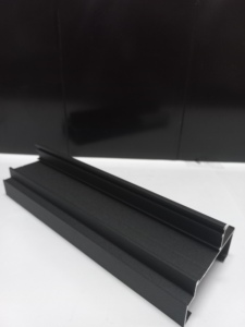 ราวจับอะลูมิเนียม โปรไฟล์ 6063-T5, AAMA 2604 เคลือบผงสีดำแบบมีผิวสัมผัส, สำหรับระเบียง, ราวบันได และราวระเบียงดาดฟ้า, อินโดนีเซีย - Product Image 5