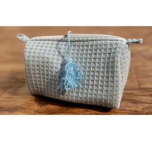 Bolsa de cosméticos de lona de algodón con logotipo personalizado, textura de gofres, cierre de cremallera, organizador de maquillaje de gran capacidad, despedida de soltera a la moda - Product Image 1