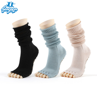 Chaussettes de yoga antidérapantes en gros et sur mesure, chaussettes de Pilates à grip de haute qualité, chaussettes en coton à cinq doigts antidérapants