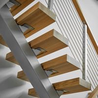 Escalier moderne personnalisé en tube carré avec surface antidérapante, garde-corps en verre pour usage résidentiel intérieur