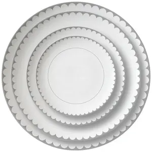 Assiettes à dîner mignonnes en céramique, blanc festonné avec bord en argent floral, assiettes de mariage