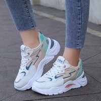 Nouvelles Chaussures d'Été Femme Respirantes, Semelle Épaisse Moelleuse Type Gâteau, Mélange de Couleurs Polyvalent, Chaussures de Sport Décontractées 'Dad Shoes'