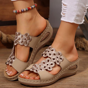 Nouvelles sandales d'été tendance pour femme, style décontracté à plateforme, grandes tailles, sandales romaines à col en V pour femme - Product Image 1