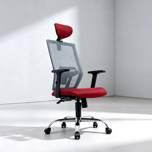 Chaise de bureau ergonomique moderne en maille, siège rouge, base chromée, accoudoirs fixes, appui-tête intégré, pivotante, mobilier de bureau - Product Image 1