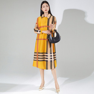 Vestido Miyake Midi para Mujer Madura, Tejido Ecológico, Plisado, Estampado Vintage a Rayas, Corte Regular, Talla Grande, Cierre de un Solo Botón - Product Image 2