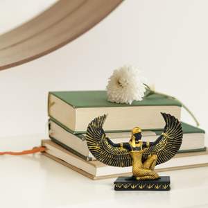 Figurine d'Isis égyptienne à genoux aux ailes ouvertes, sculpture de la déesse de la mythologie égyptienne antique - Product Image 3