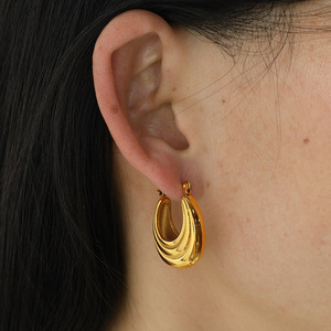 Pendientes de Aro en Forma de U Jean Miss Gold, Geométricos, con Pliegues Irregulares, para Uso Diario, Unisex - Product Image 4