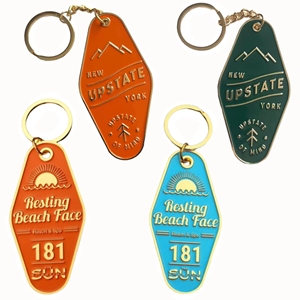 Upstate New York Personalidad Papel crítico Vintage Motel Diseño Metal Esmalte Llaveros Regalos Metal Artesanía Accesorios Colgantes - Product Image 1