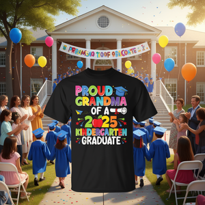 T-shirt per adulti con stampa digitale a maniche corte e girocollo, con stampa digitale, per nonna orgogliosa di un laureato della scuola materna del 2025 - Product Image 2