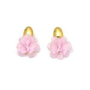 Pendientes de Moda con Flores Rosadas, Chapados en Oro, Acero Inoxidable 316L, Sostenibles y Resistentes - Product Image 1