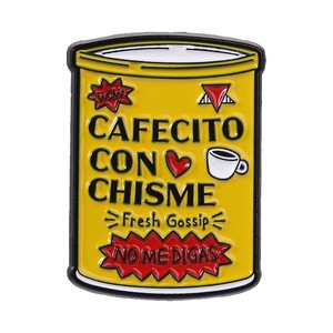 Spilla in smalto Cafecito Con Chisme, divertente umorismo della cultura spagnola e latina, con testo 'Caffè, Novità, Chisme' e 'Non dir mi dire', distintivo per abbigliamento - Product Image 1