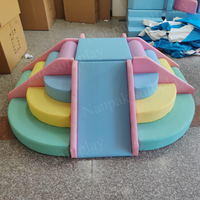 Ensemble de jeux gonflables et d'équipements de jeu intérieur Macaron pour enfants avec piscine à balles, château gonflable et trampoline, idéal pour les fêtes pastel en extérieur