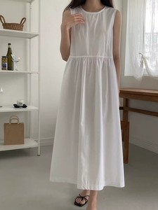 Robe longue décontractée blanche sans manches pour femme, col rond, taille haute froncée, coupe trapèze ample, idéale pour les vacances d'été - Product Image 1