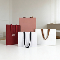 Sacs cadeaux noirs de luxe personnalisés avec logo imprimé en feuille d'or, sacs en papier cartonnés pour le shopping