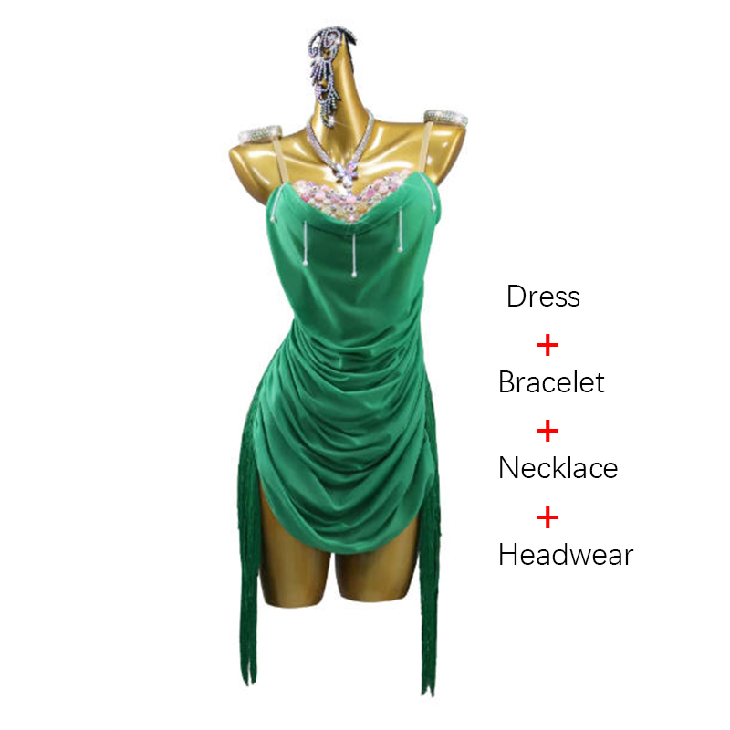 Robe verte + bracelet + collier + couvre-chef