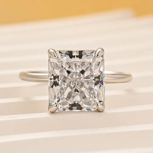 Anillo de compromiso solitario con corte radiante de piedra blanca de moissanita 925 para mujer en plata de ley chapada en oro amarillo y blanco. - Product Image 2