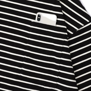 T-shirt da uomo all'ingrosso alla moda con blocchi di colore e righe - T-shirt oversize asimmetrica a righe bianche e nere da uomo - Product Image 4