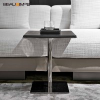 Table d'appoint en travertin minimaliste avec dessus en verre artisanal & base en pierre naturelle, personnalisable pour salon