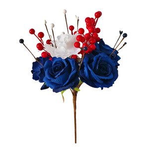 Ramo de Flores Artificiales Patrióticas para el Día de la Independencia, Rosas Rojas, Blancas y Azules con Detalles de Bayas, Perfecto para la Decoración de la Mesa del 4 de Julio - Product Image 5
