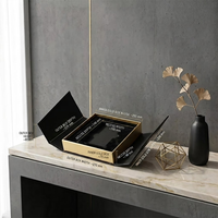 Boîte à double porte noire personnalisable avec logo, conteneur rigide premium avec bandes dorées et insert floqué pour suite de luxe en gros