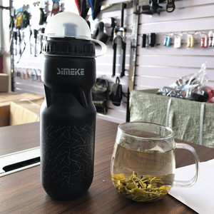 Botella de agua para bicicleta Simeke, contenedor de bebidas ligero de plástico negro para ciclismo, para bicicleta de montaña y deportes al aire libre - Product Image 4